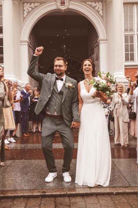 Hochzeitsfotograf in Heidelberg vor Kirche