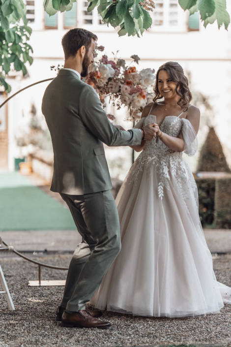 Brautpaar bei freier Trauung im Hochzeit Landgut Schloss Michelfeld
