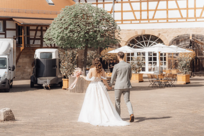 Brautpaar nach Trauung im Hochzeit Landgut Schloss Michelfeld