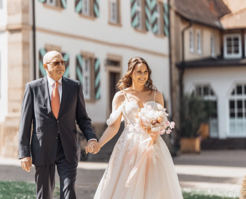Brautvater führt Braut zur freien Trauung Brautvater führt Braut zur freien Trauung