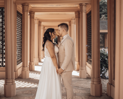 romantische Pose beim Brautpaarshooting in Schwetzingen