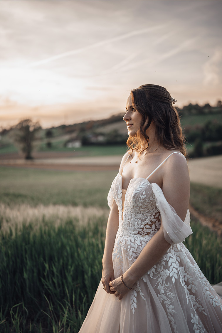 Braut im eleganten Hochzeitskleid