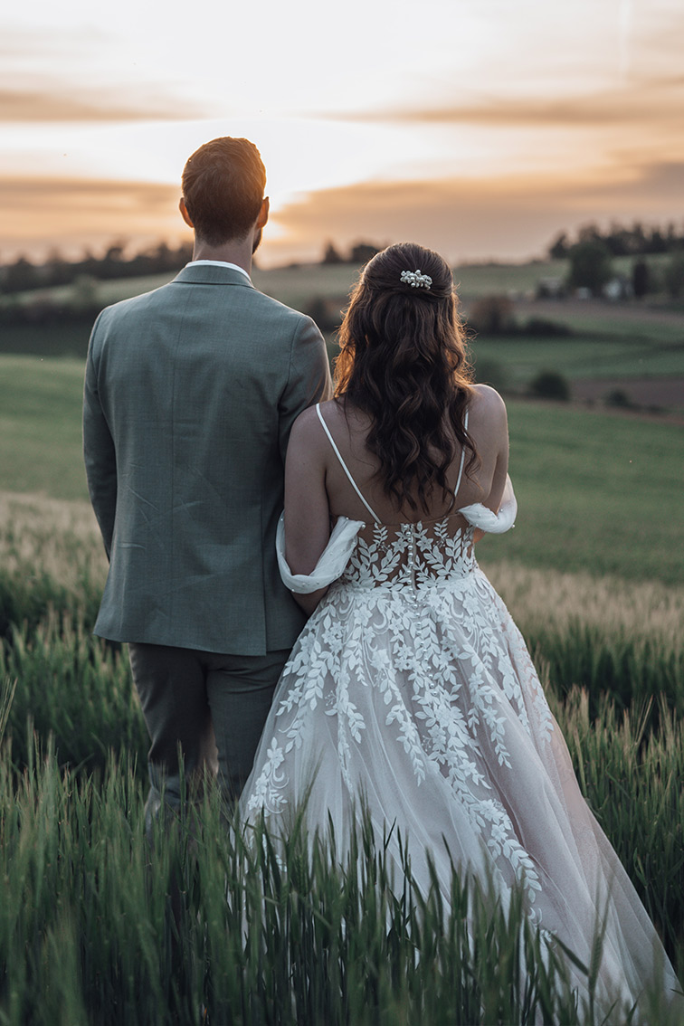 Hochzeitsfotograf Schwetzingen fotografiert ein Brautpaar im Abendlicht