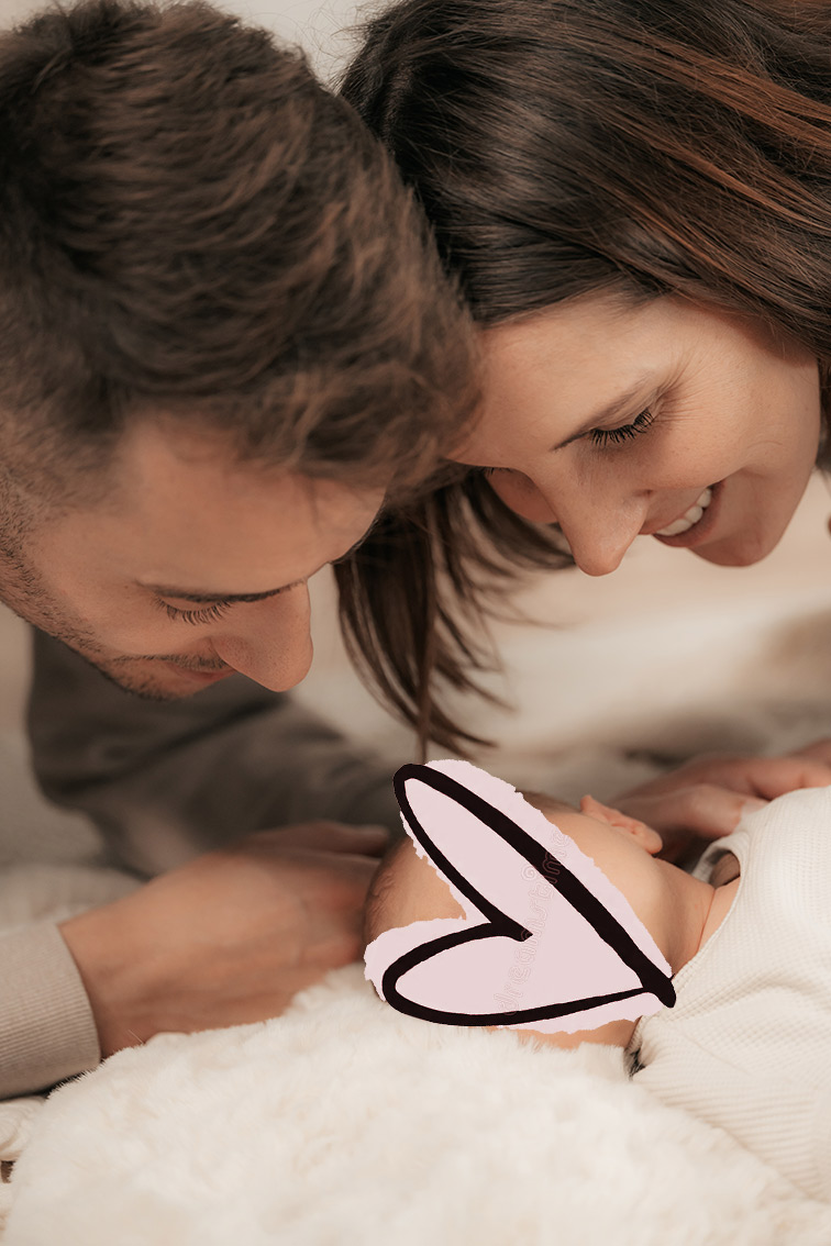 Familie mit Neugeborenen Familie mit Neugeborenen